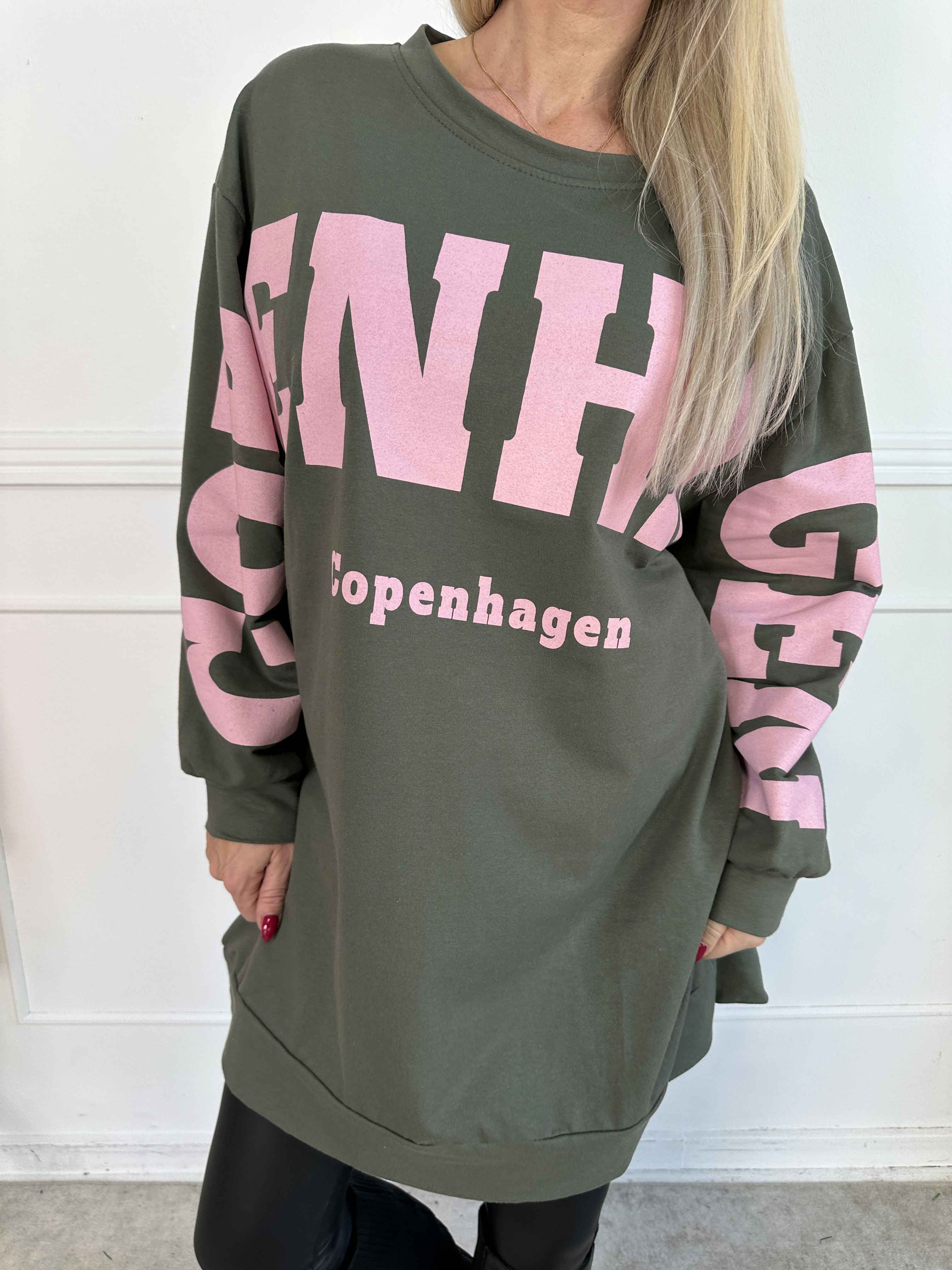 Claudine - Joggingklänning i bomull med texten COPENHAGEN